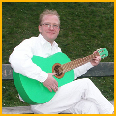 Rafael mit Gitarre