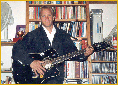 Rafael mit Gitarre